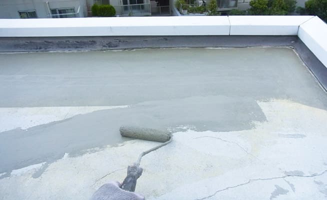 屋上防水塗装工事の様子
